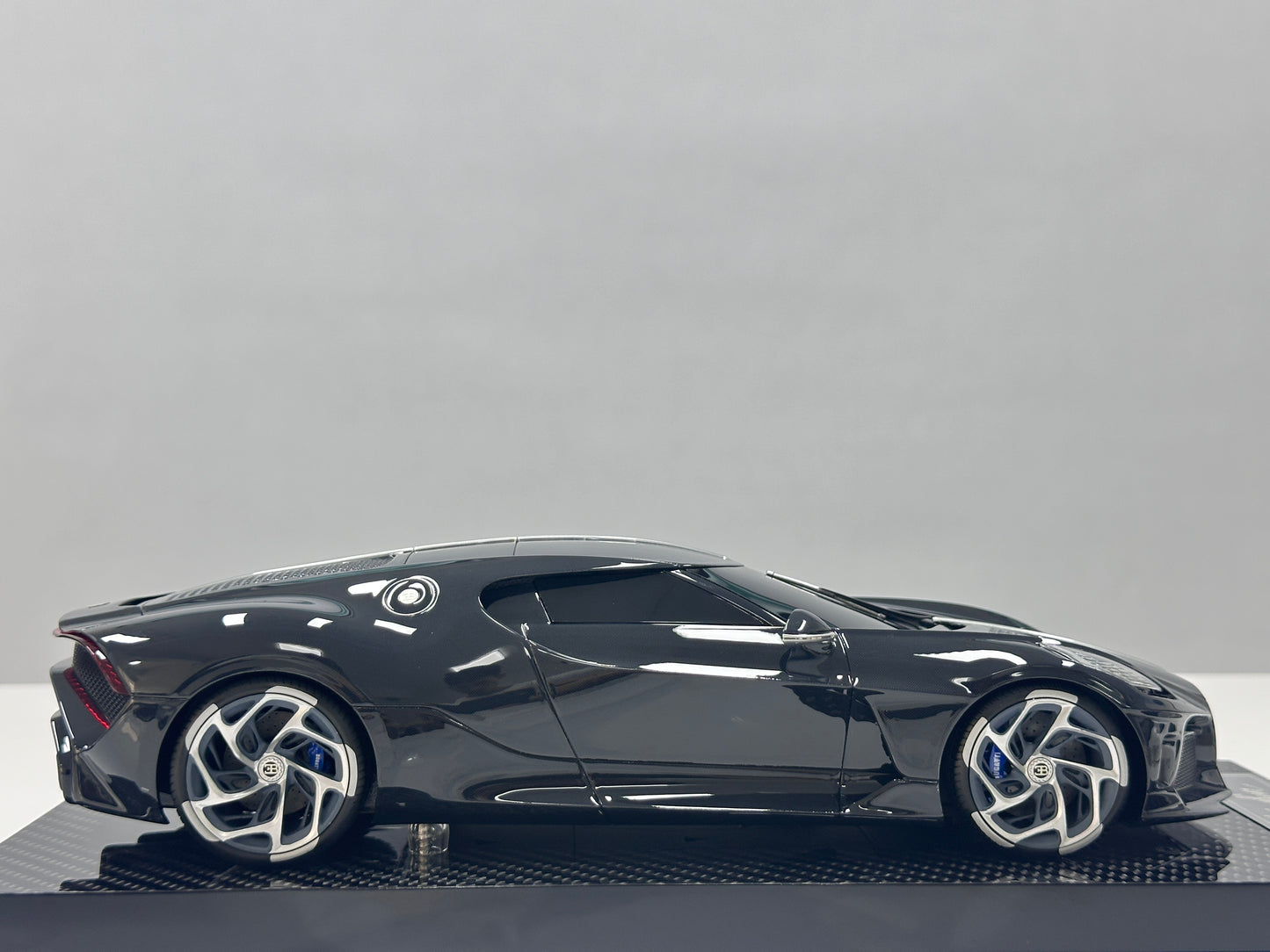 CE 1/18 Bugatti La Voiture Noire (Black Carbon Fiber) CE013