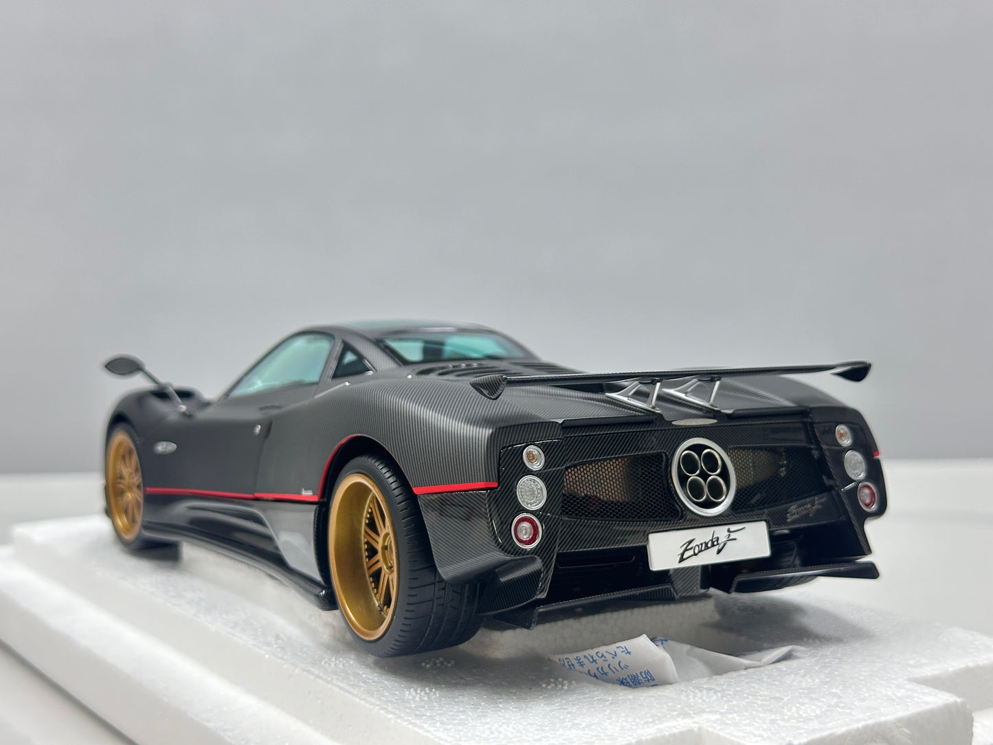 AR 1/18 Pagani Zonda F - 2005 Model - Matte Carbon Black with Red Stripes 850411001