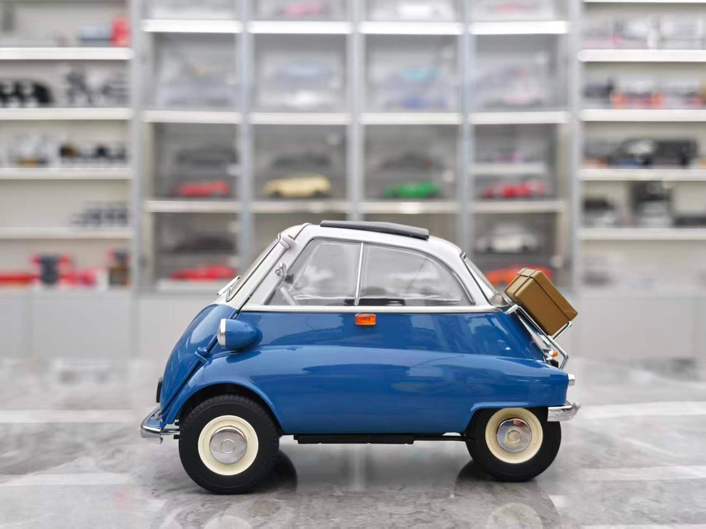 MINICHAMPS 1:18 BMW ISETTA -1955 Blue 110024000
