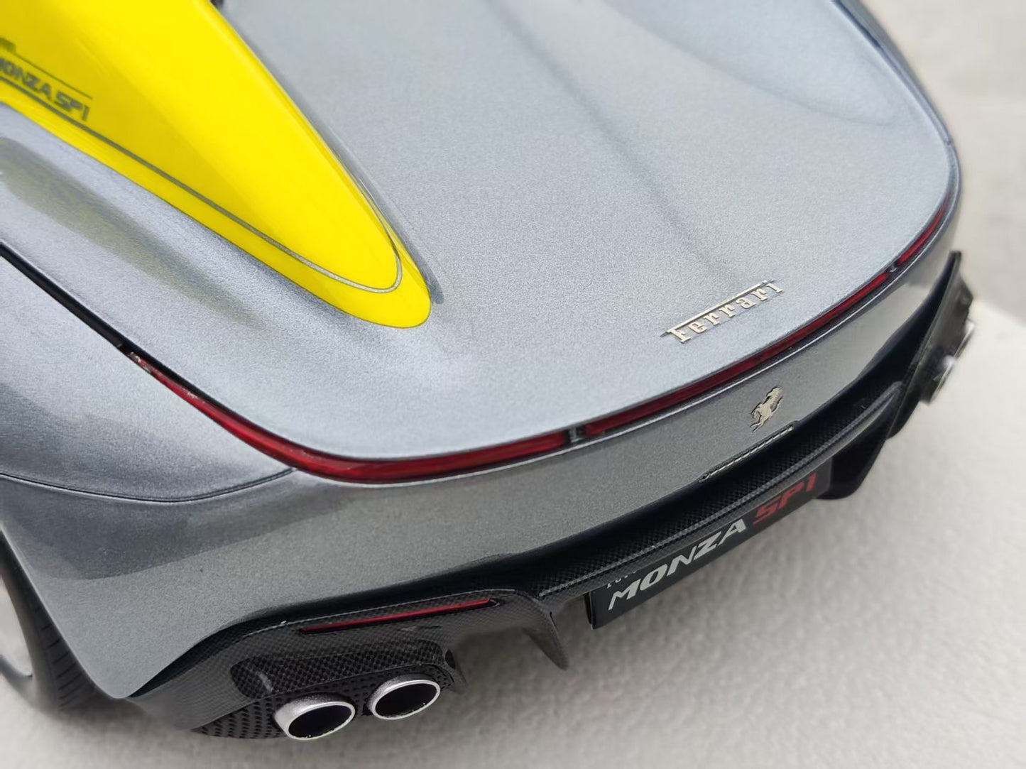 HERMES COLLECTION 1/18 Ferrari Monza SP1 Silver with Yellow Stripes HC007