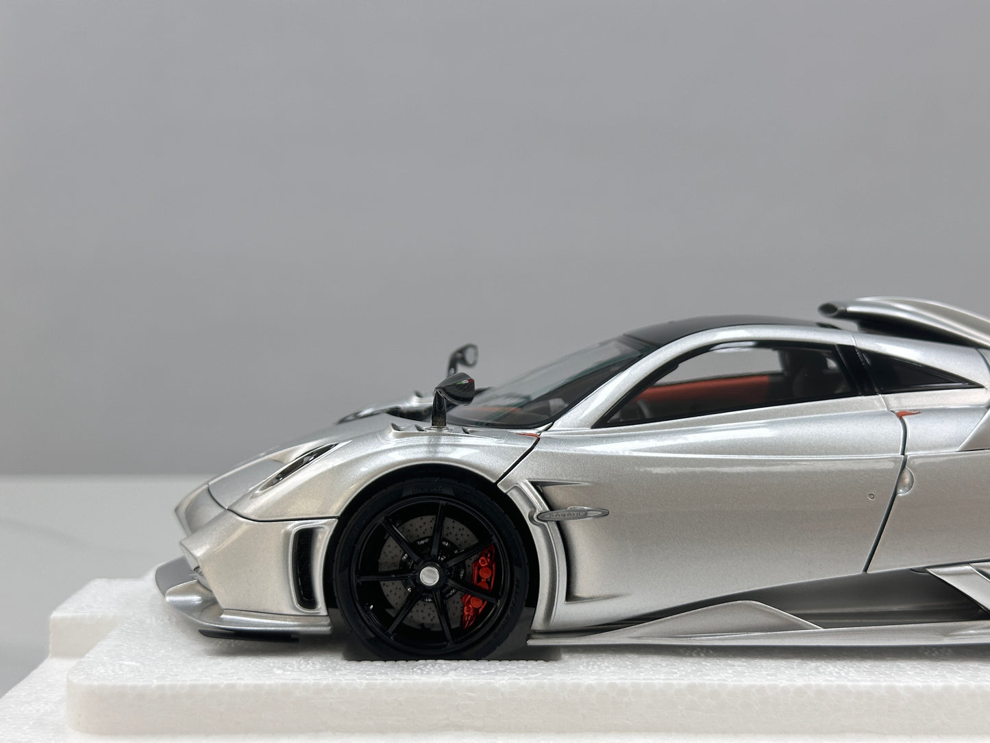 LCD 1/18 Pagani Imola Silver (LCD125)
