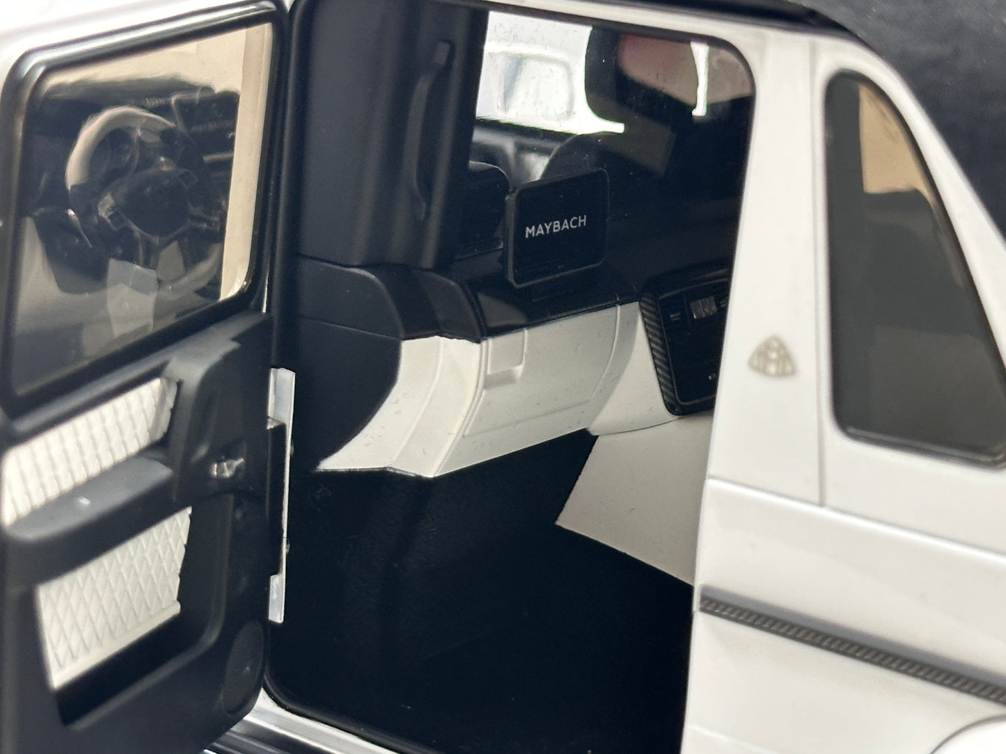 Almost Real 1/18 Mercedes-Benz G 650 Landaulet Metallic White 820213
