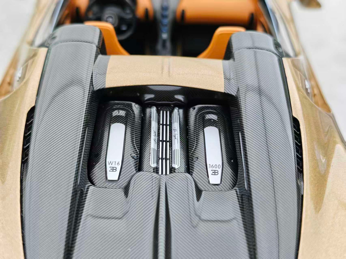 MR 1/18 Bugatti W16 Mistral Gold Edition BUG015D