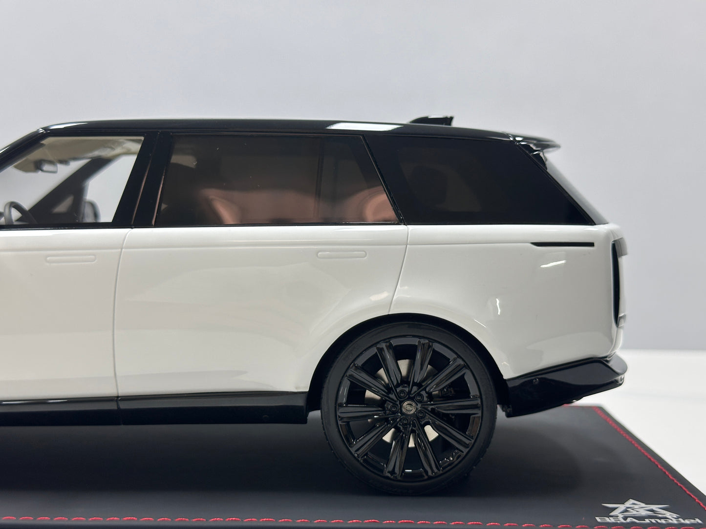 BBA MODEL 1/18 Land Rover Range Rover SVAutobiography – "Black & White Panda" (BBA067)