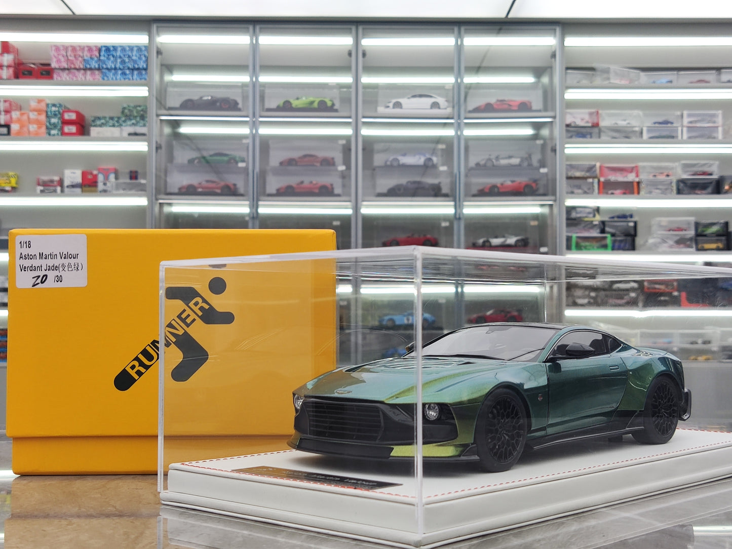 RUNNER 1/18 Aston Martin Valour Simulation Model Car