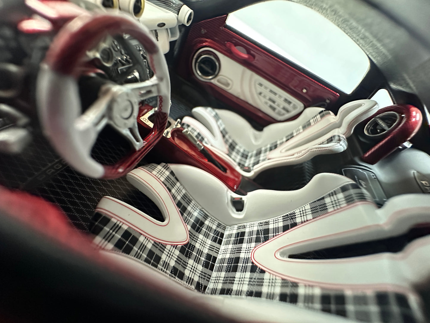 HH Model 1/18 Pagani Zonda (Red & White Carbon Fiber) HH676