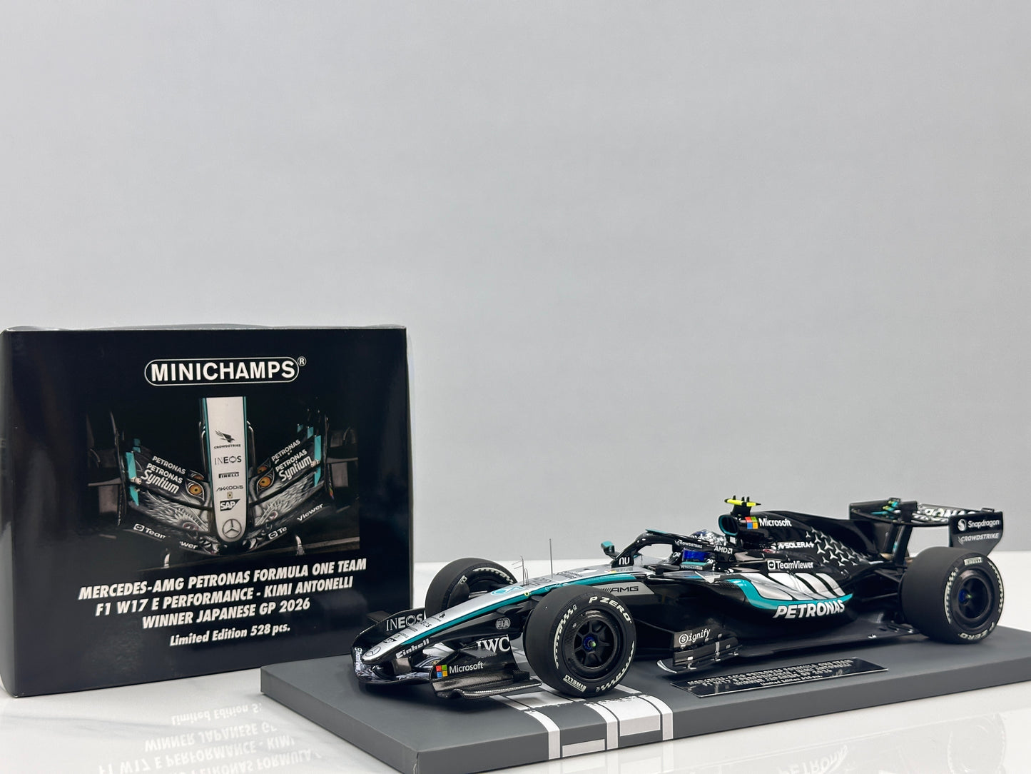 MINICHAMPS 1/18 Mercedes-AMG PETRONAS F1 Team W17 (K. Antonelli – 2026 Japanese Grand Prix Winner) – Silver Livery (117260312)