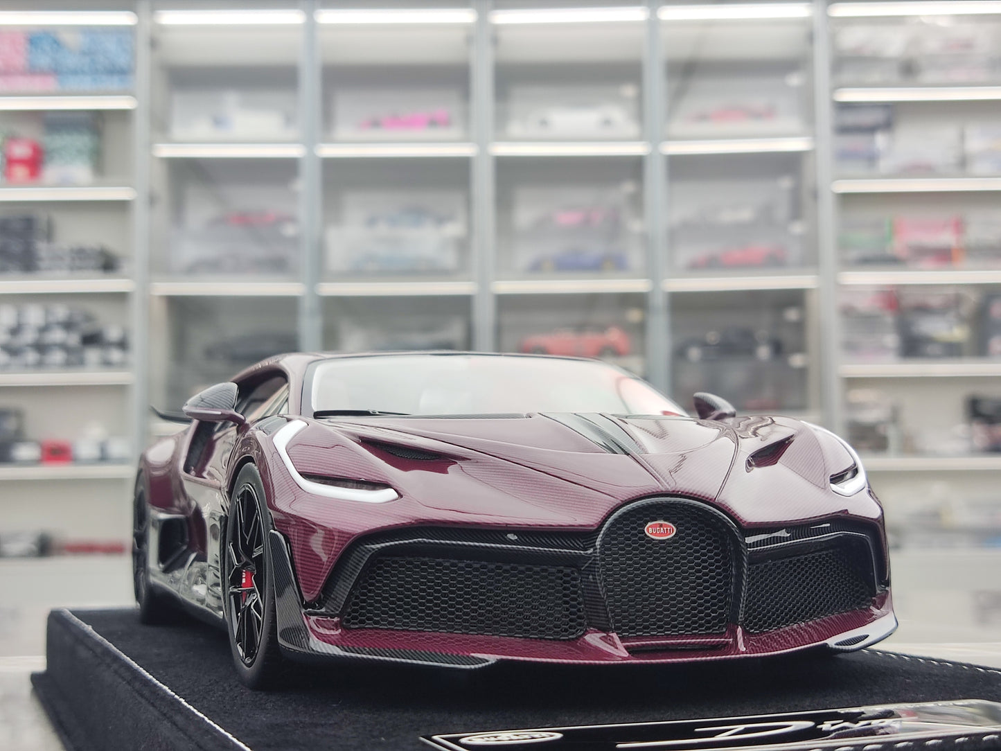 HH Model 1/18 Bugatti Divo, Red All Carbon Fiber HH515