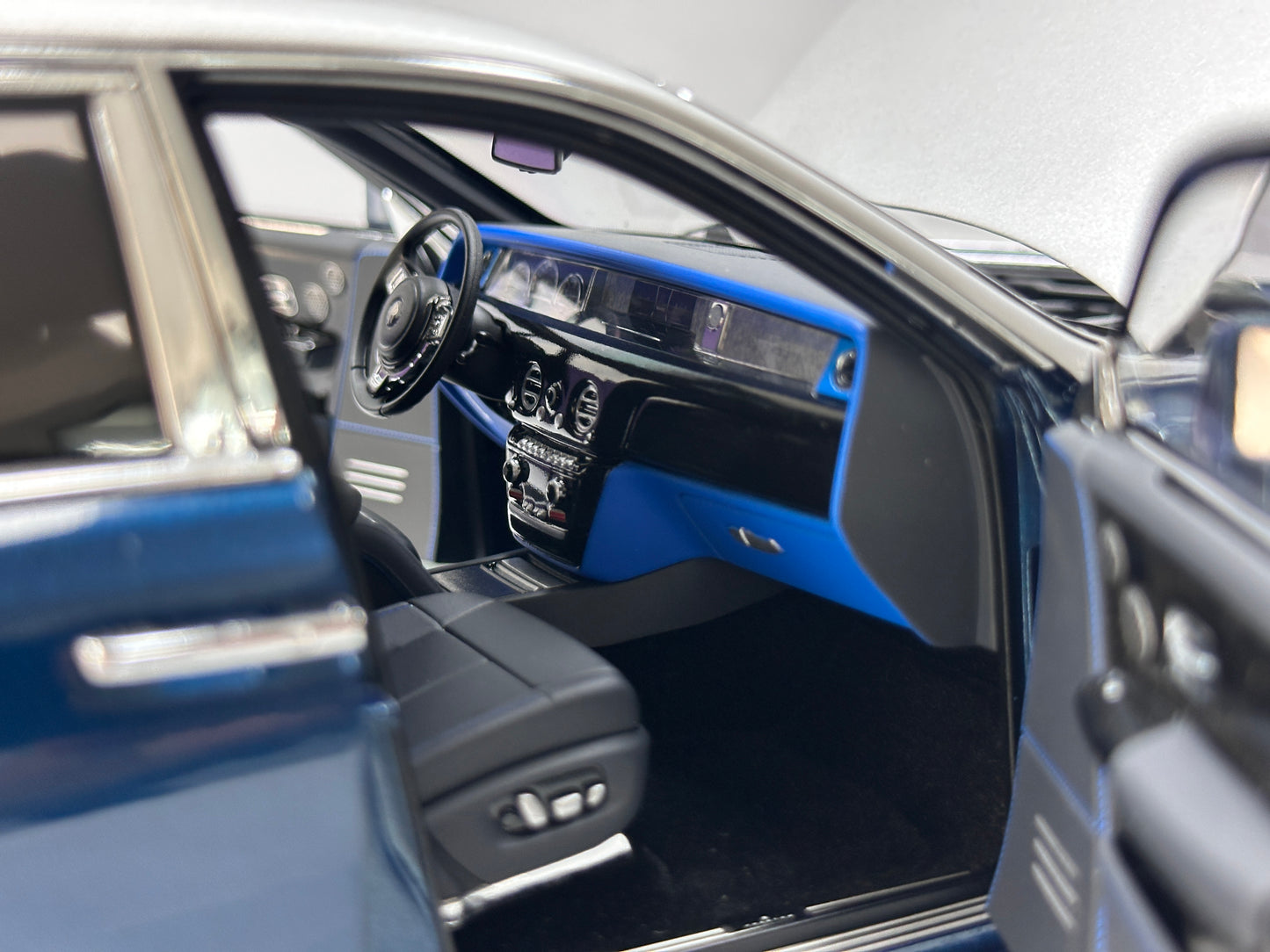 ZP 1/18 Rolls-Royce Phantom VIII – Silver / Pikes Peak Blue (ZP122)