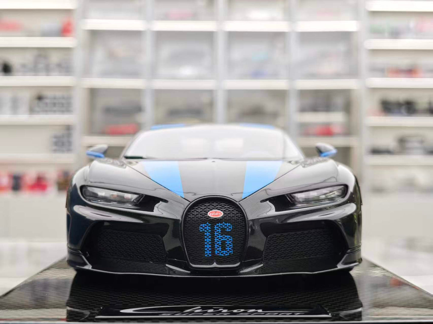 MR 1/18 Bugatti Chiron Super Sport Silver Blue BUG012C