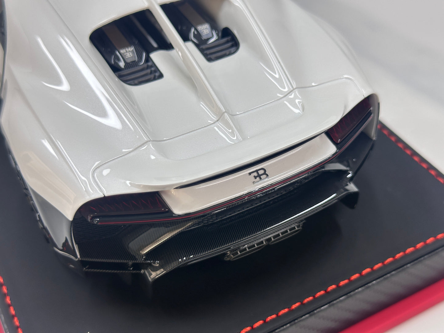 BBA MODEL 1/18 Bugatti Chiron Profiler Black and White Panda BBA072