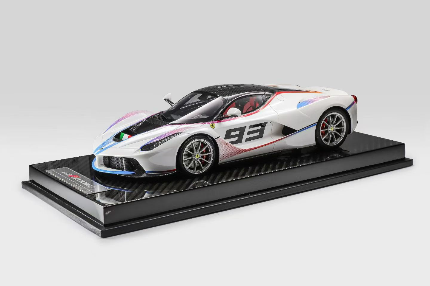 GAVIN and Zigzag Youngster collaborate on a 1/18 scale high-end resin LaFerrari model car.