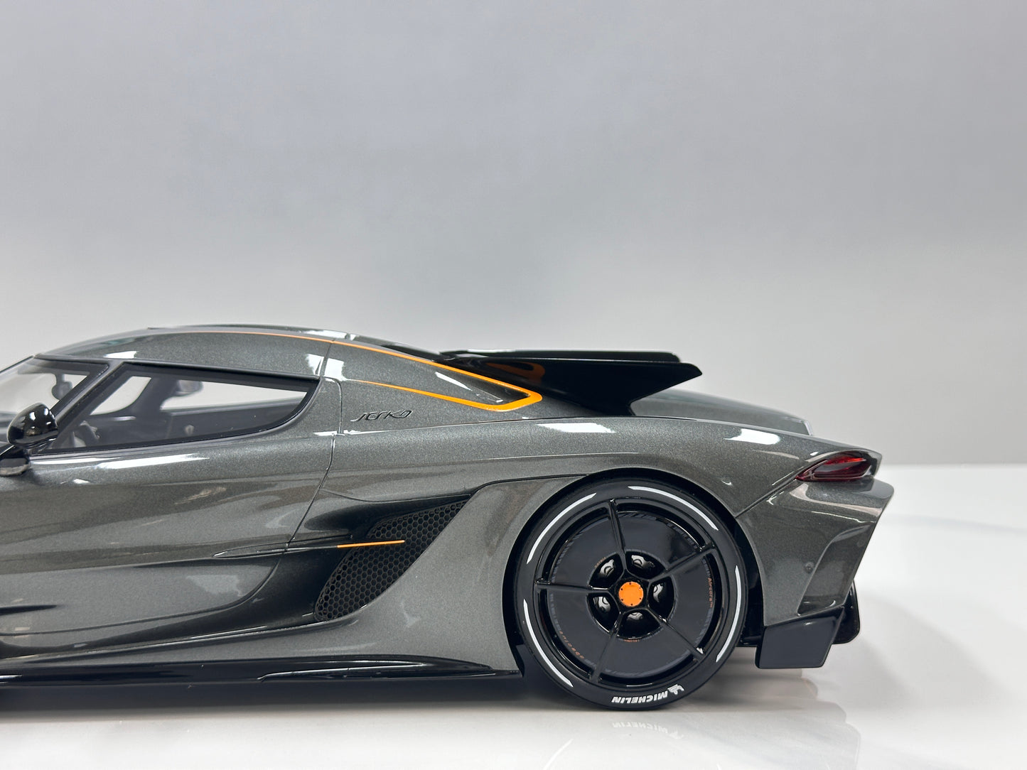 GT Spirit 1/12 Koenigsegg Jesko Absolut 0-400-0 km/h Record – Grey (GT575)