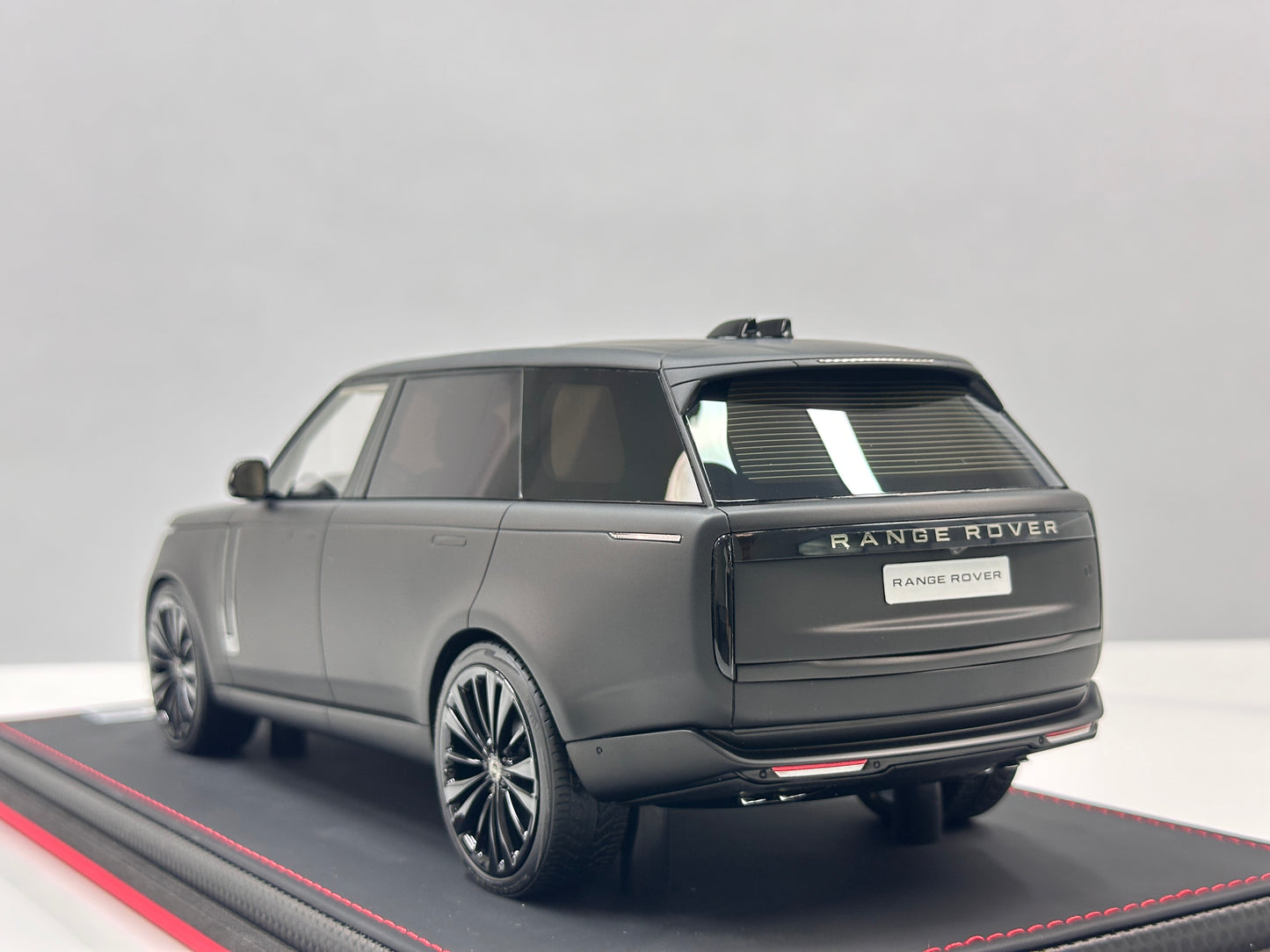 BBA Model 1:18 Land Rover Range Rover Autobiography — Matte Black (BBA068)