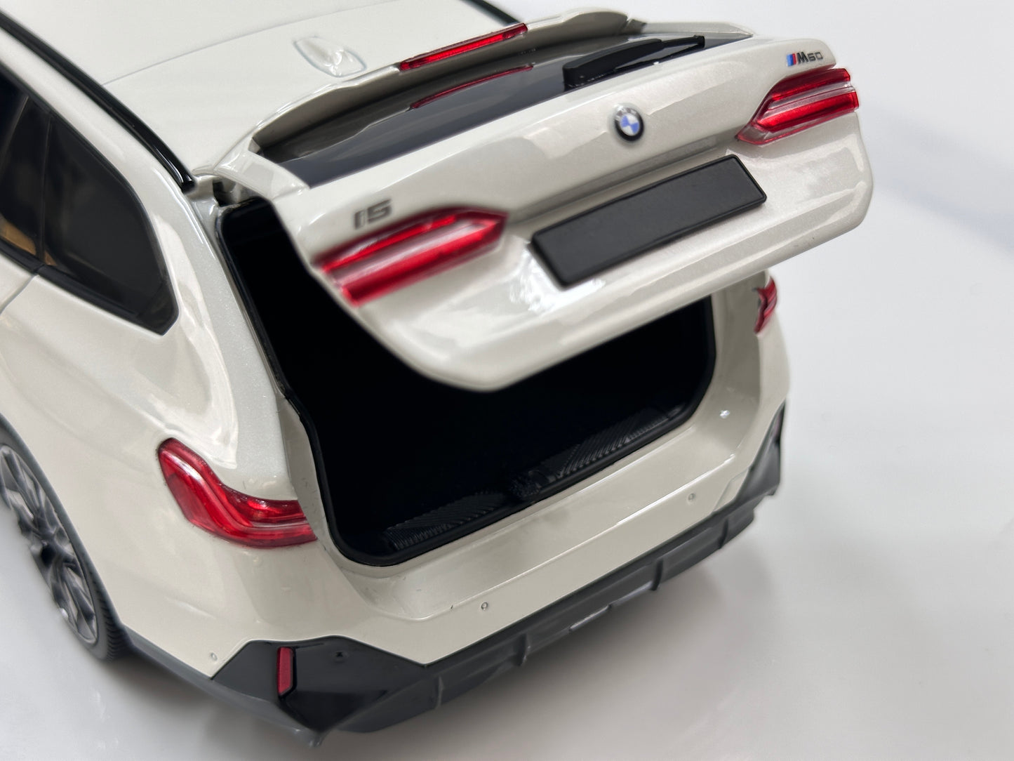 MINICHAMPS 1/18 BMW i5 M60 Touring 2024 Metallic White 110023601