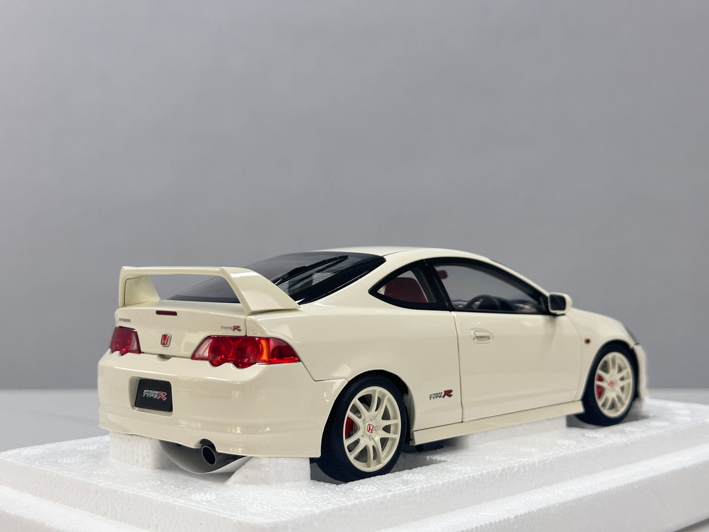 LCD 1/18 Honda Integra (DC5) Type R - Championship White (LCD18019-WH)