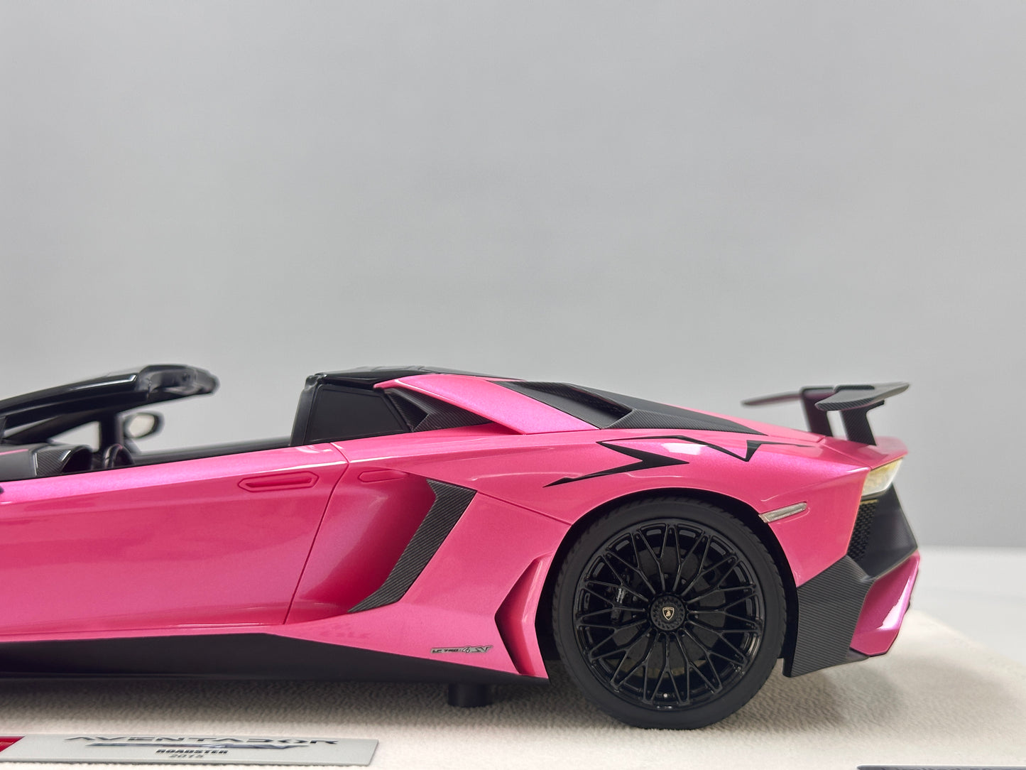 MAKEUP 1/18 Lamborghini Aventador LP750-4 SV Roadster 2015 Pink EML007H
