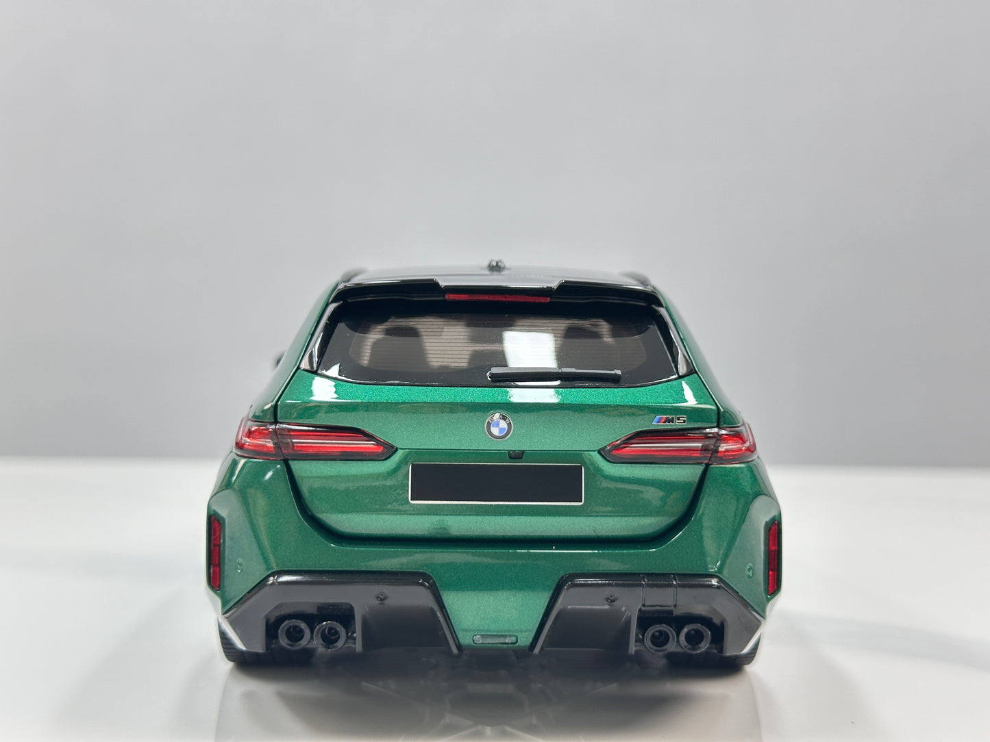 MINICHAMPS 1/18 BMW M5 Touring (2024) – Metallic Green (110023902)