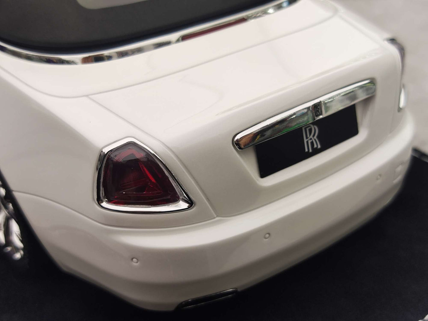 HH Model 1/18 Rolls-Royce Dawn (Pearl White/Diamond Black) HH422