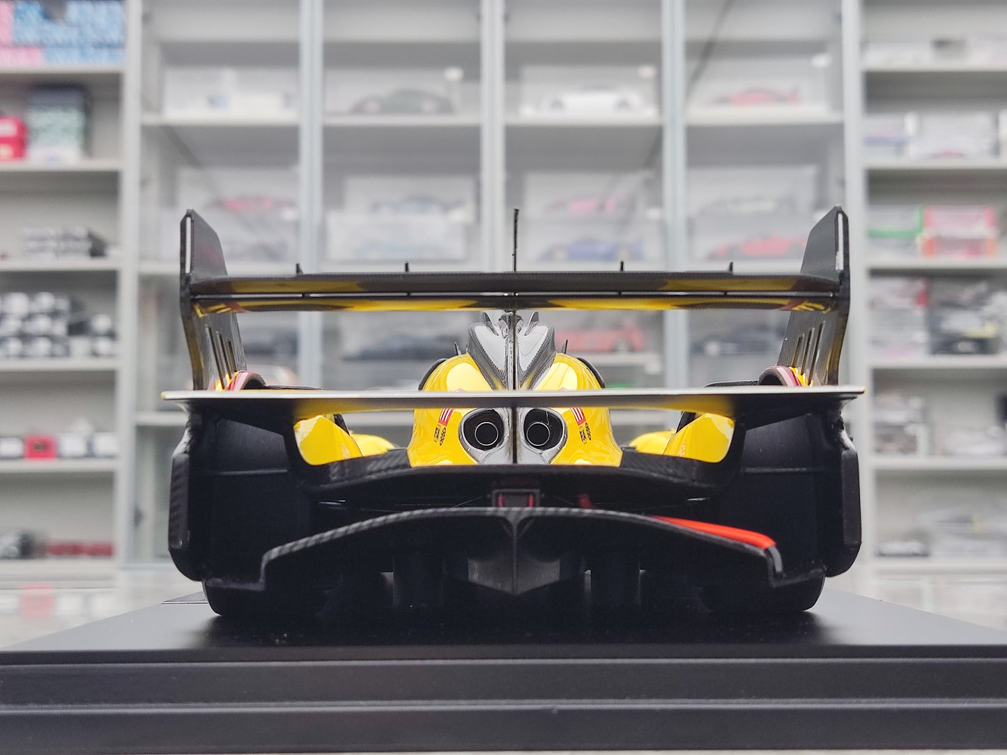 Looksmart 1/18 Ferrari 499P AF Corse Team 2025 Le Mans Hypercar Class Victory No. 83, Yellow LS18LM053