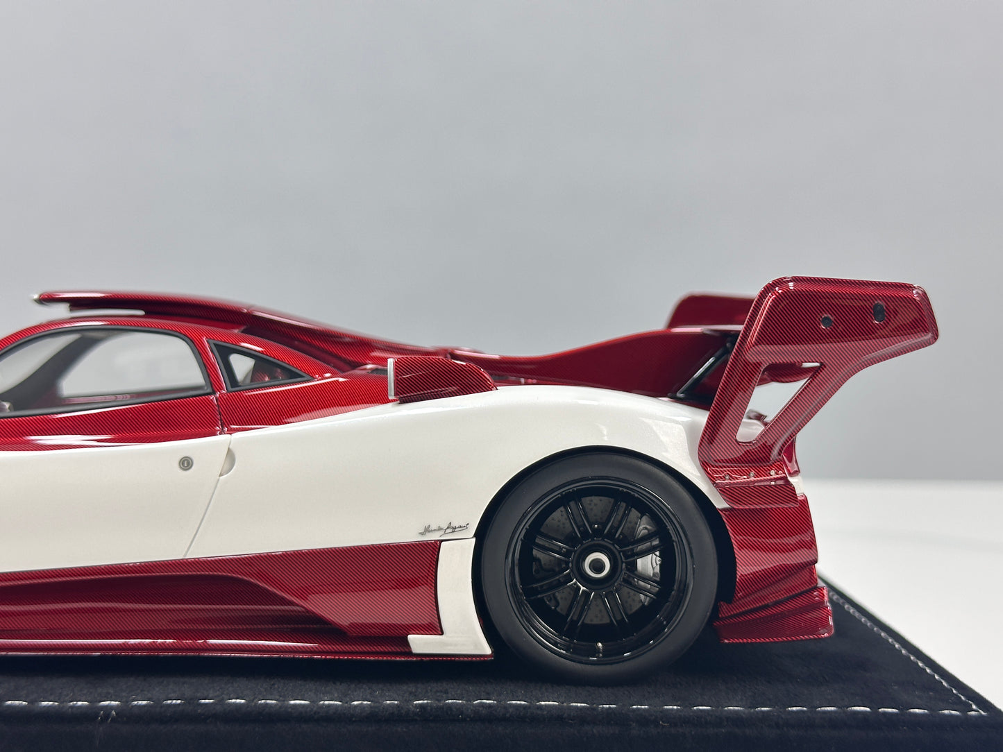 HH Model 1/18 Pagani Zonda (Red & White Carbon Fiber) HH676