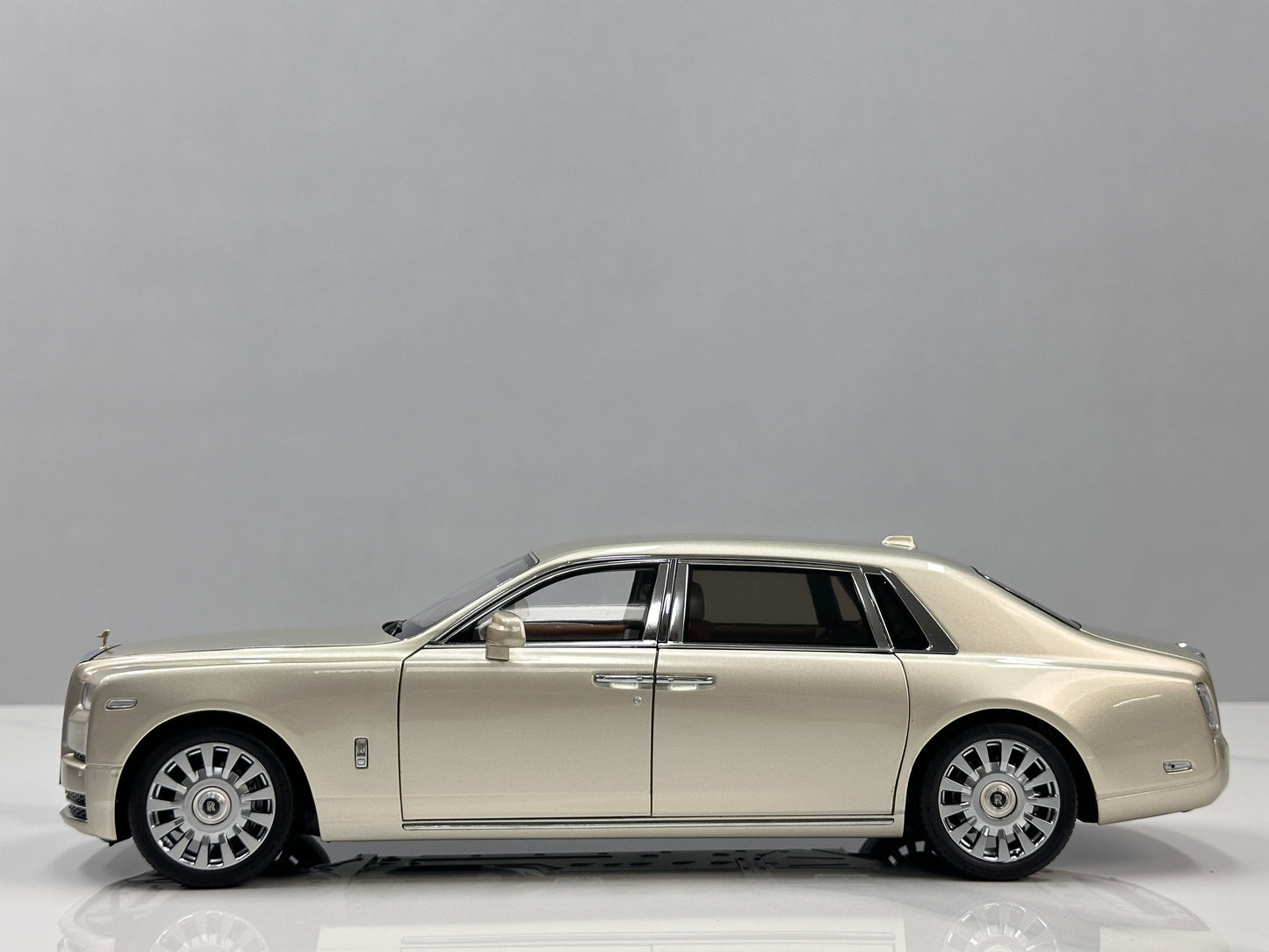 ZP 1/18 Rolls-Royce Phantom VIII (Gold Badge / Leather Suitcase Edition) – Champagne Gold (ZP116)