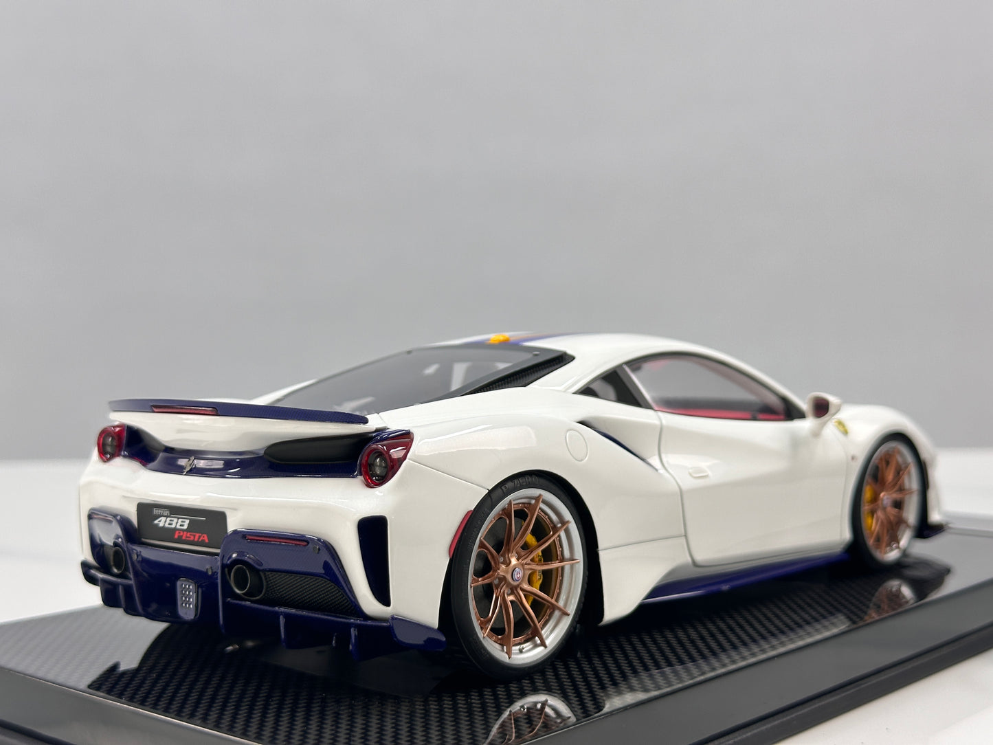 DM Pro 1:18 Ferrari 488 pista  – Black Base, Style E – White – Full-Opening Resin Model (DGP005B)