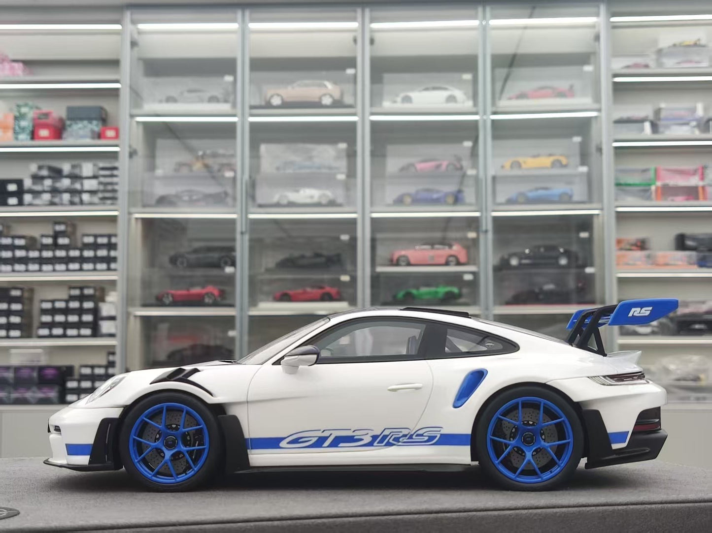 TIMOTHY&PIERRE 1/18 Porsche 911 GT3RS Sonderwunsch White with Blue Carbon TP189