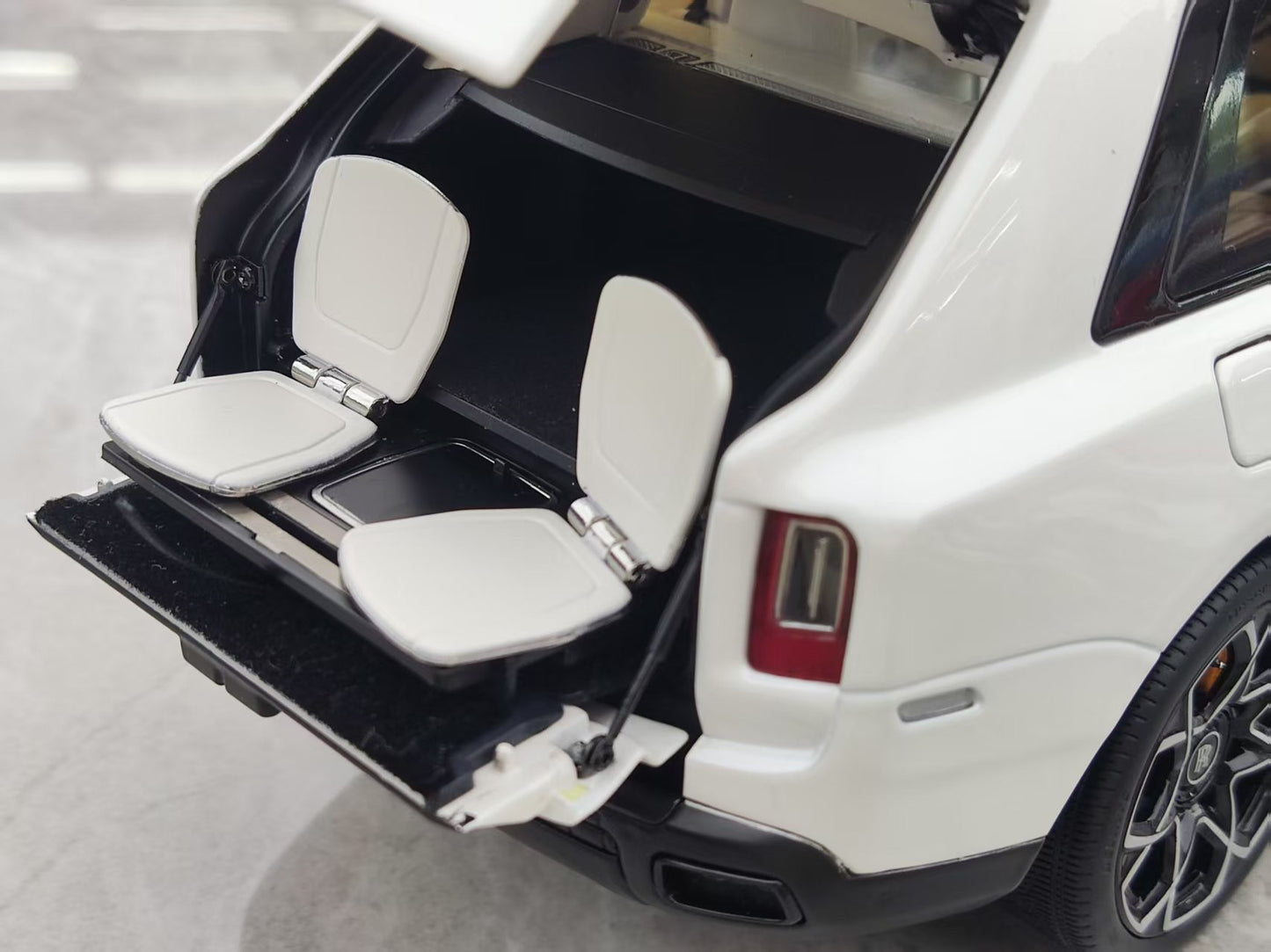 ZP 1/18 Rolls-Royce Cullinan BB Fishing Seat Edition, Leather Suitcase Version, Metallic White ZP112