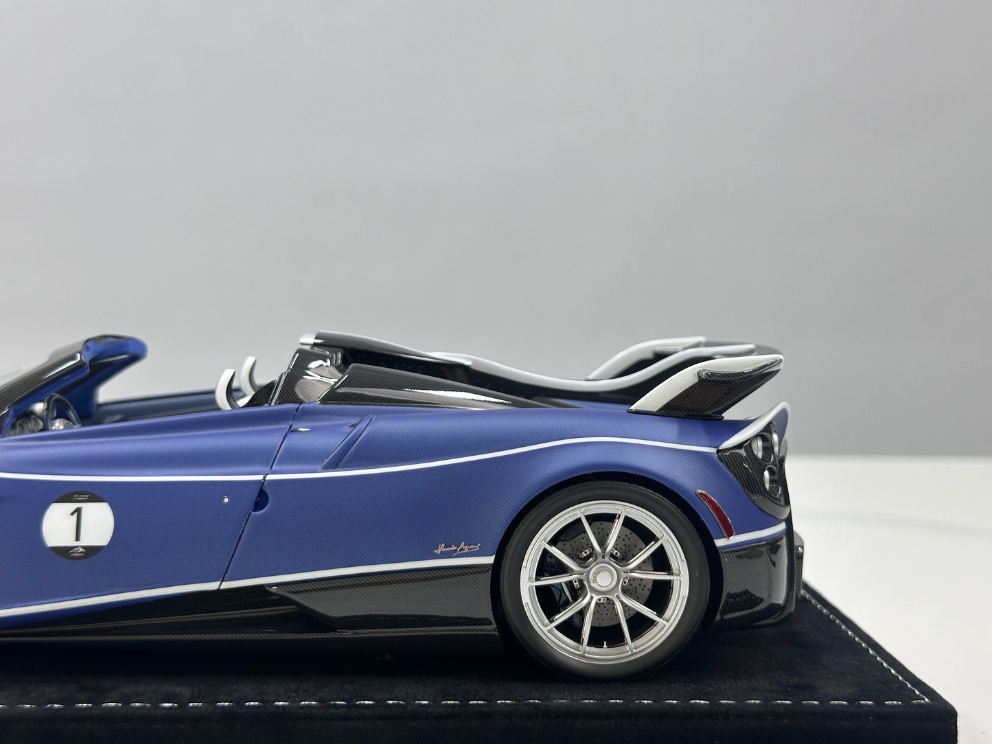 HH Model 1/18 Pagani Huayra Matte Blue & Carbon Black HH663