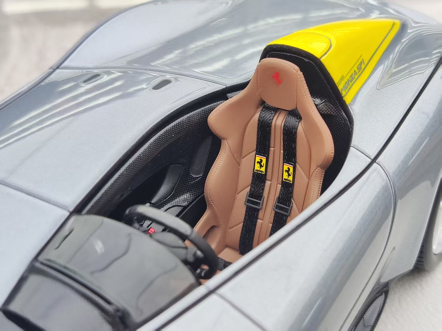 HERMES COLLECTION 1/18 Ferrari Monza SP1 Silver with Yellow Stripes HC007