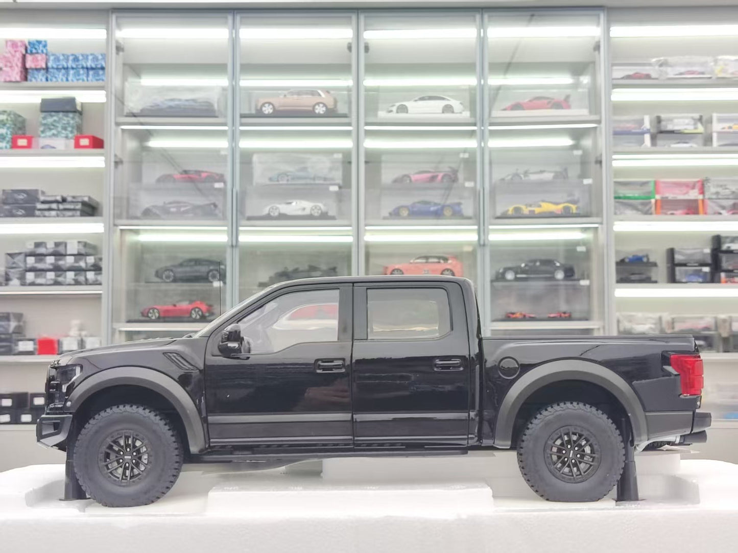 AUTO Art 1/18 Ford F-150 RAPTOR SUPERCREW 2019 Black 72947