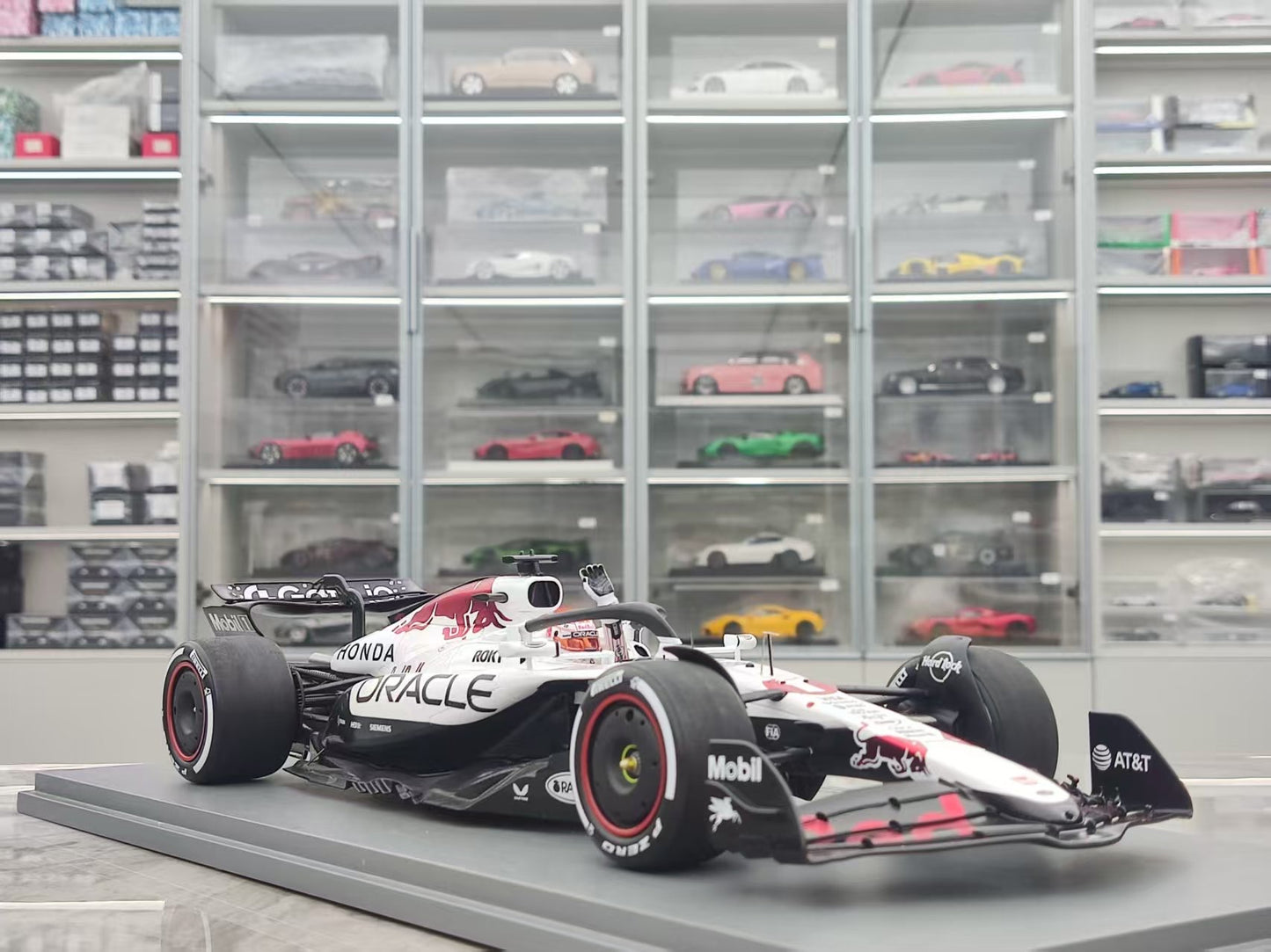Spark 1/18 Oracle F1 RB21 2025 Japanese GP Winner #1 Verstappen White 18S1004