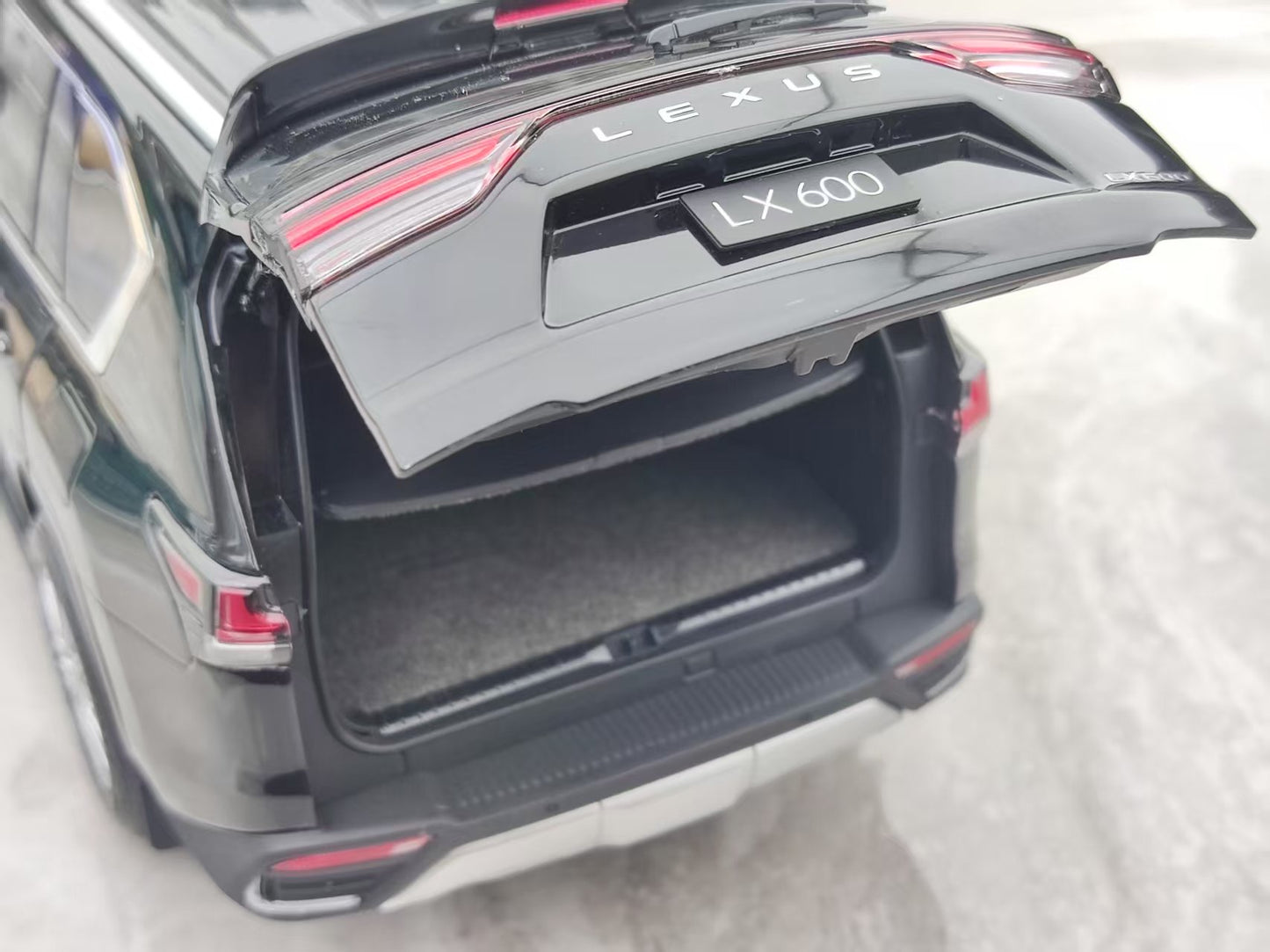 LCD 1/18 Lexus LX600 Black LCD124