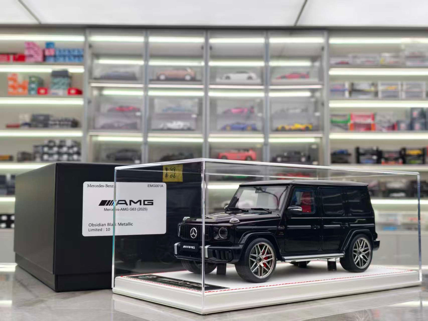 Dino MODEL 1/18 Mercedes-Benz G63, White Base, EMG001-008A