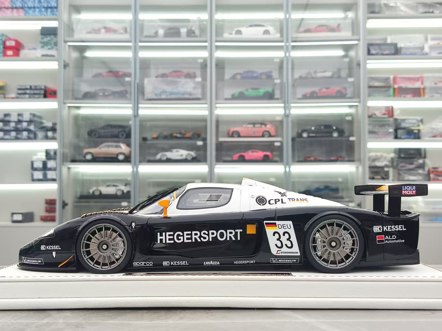 GL 1/18 Maserati MC12 Track Edition Black + White JS-GL019