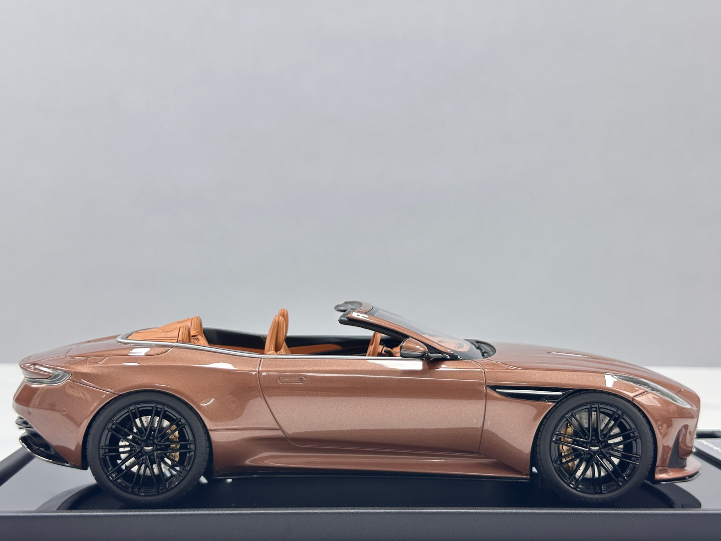 Xiaoguang Model & MotorHelix 1/18 Aston Martin DB12 Volante Convertible – Glamour Copper (MH386)