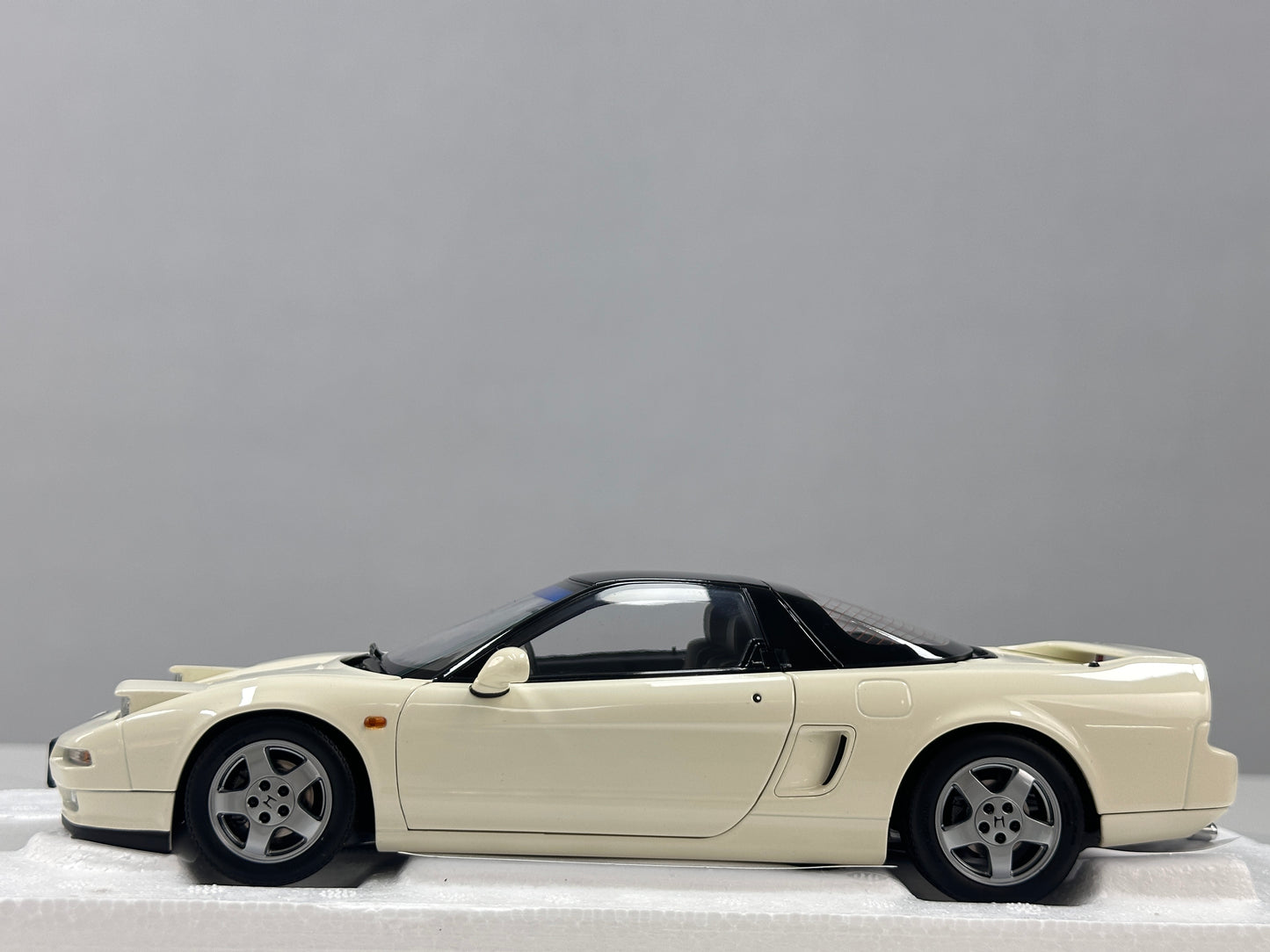 LCD 1/18 Honda NSX 1st Generation (MK1/NA1) White LCD18022-WH