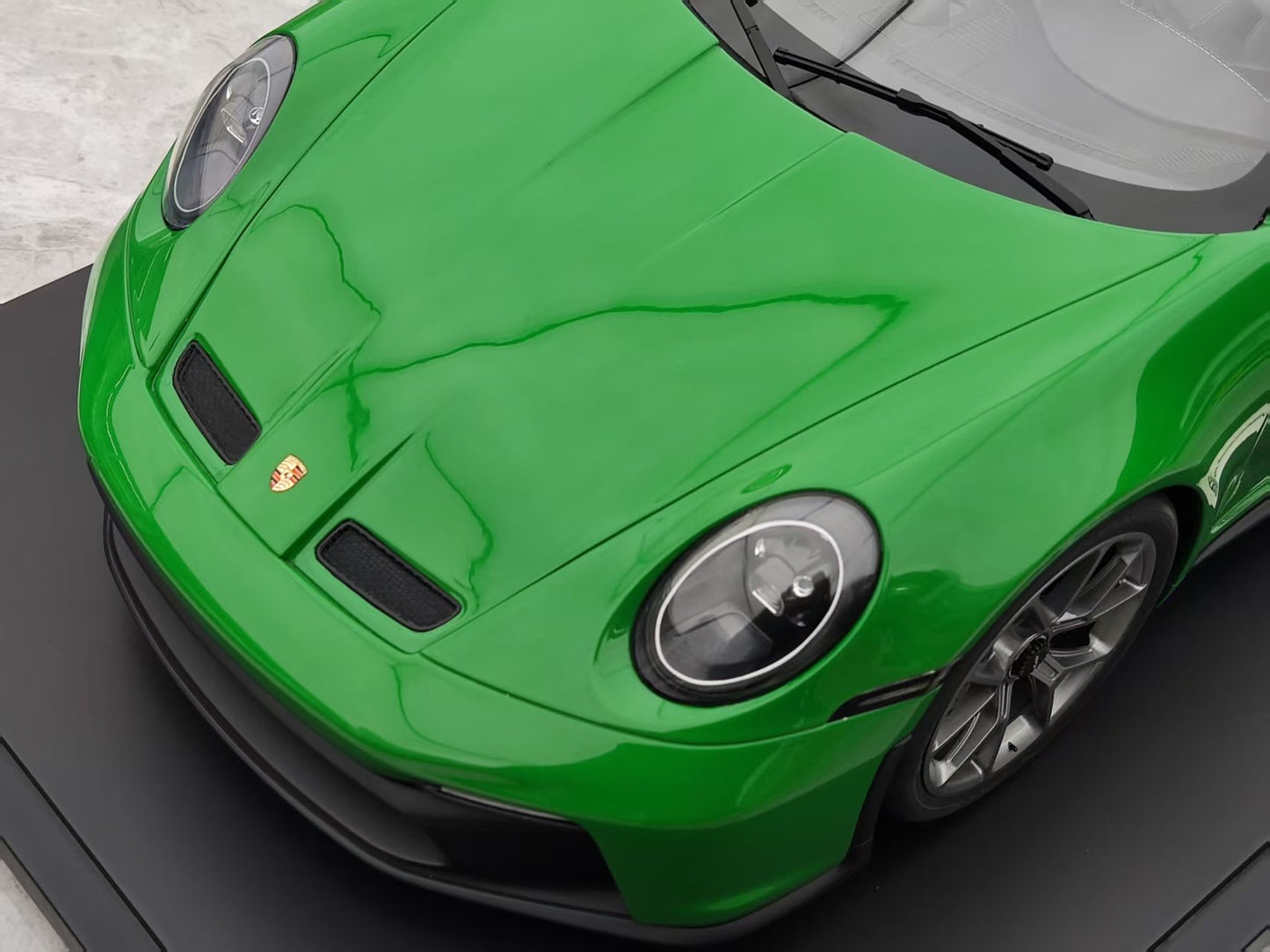 GT Spirit 1/8 Porsche 911 [992] GT3 Green GTS801601