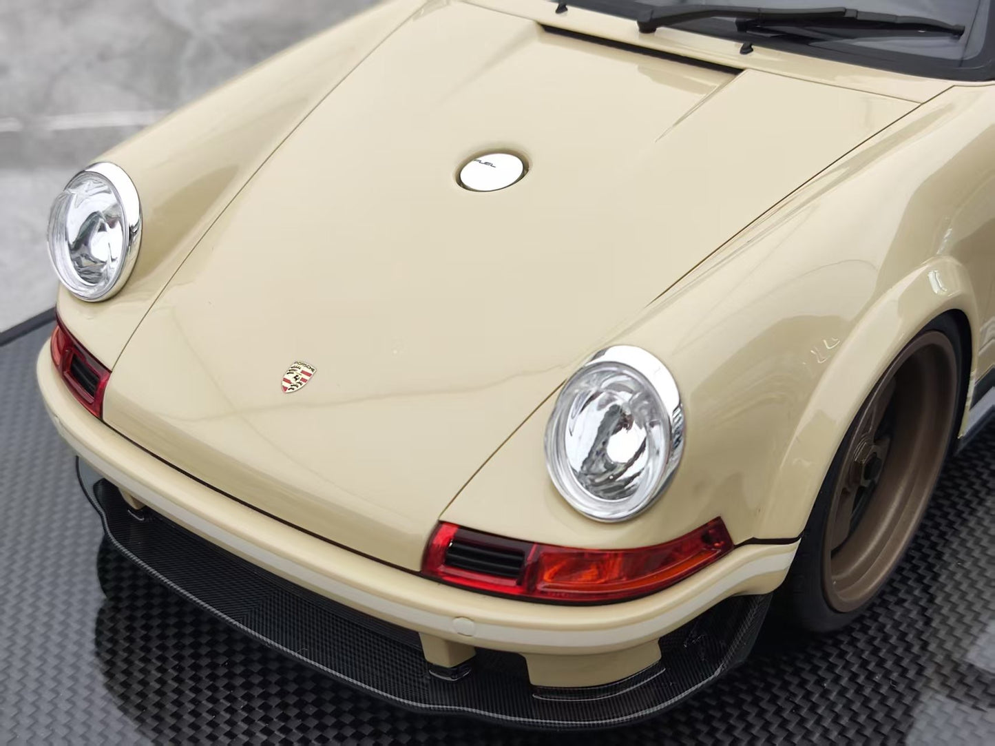 IVY 1/12 Porsche Singer DLS, Cream White SM-IVY002