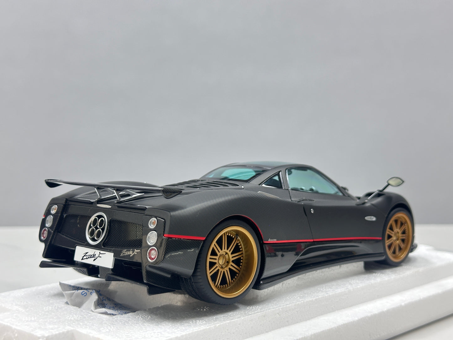AR 1/18 Pagani Zonda F - 2005 Model - Matte Carbon Black with Red Stripes 850411001