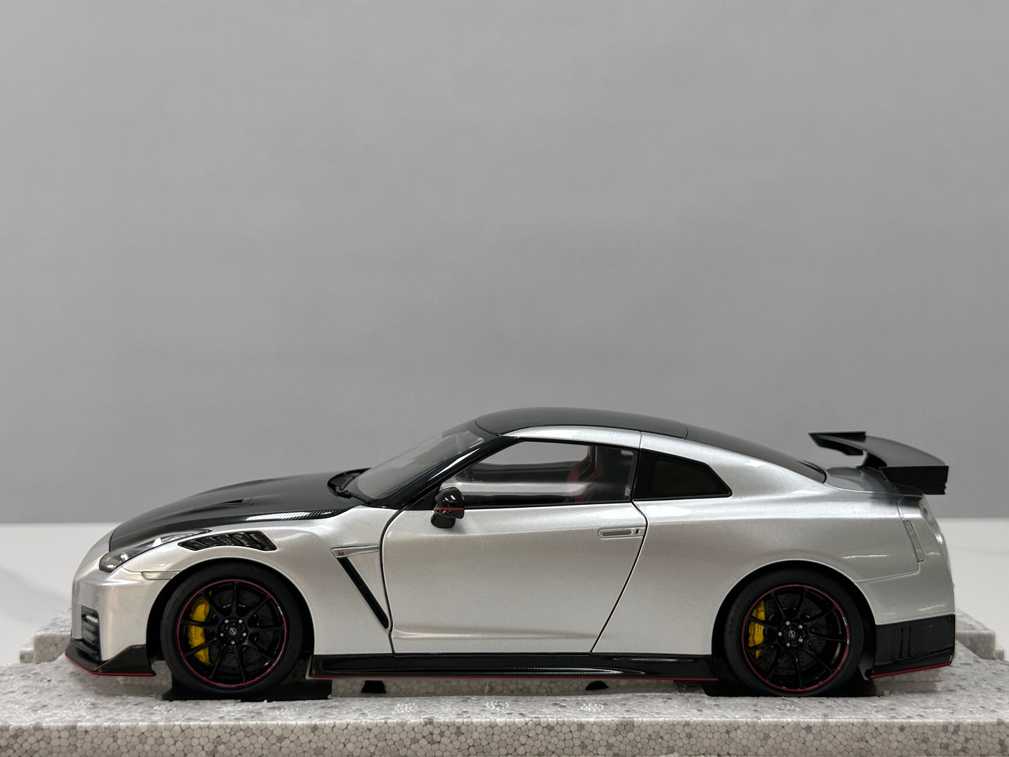MOTORHELIX 1/18 Nissan GT-R NISMO (R35) Special Edition 2022 Ultimate Metallic Silver MH368