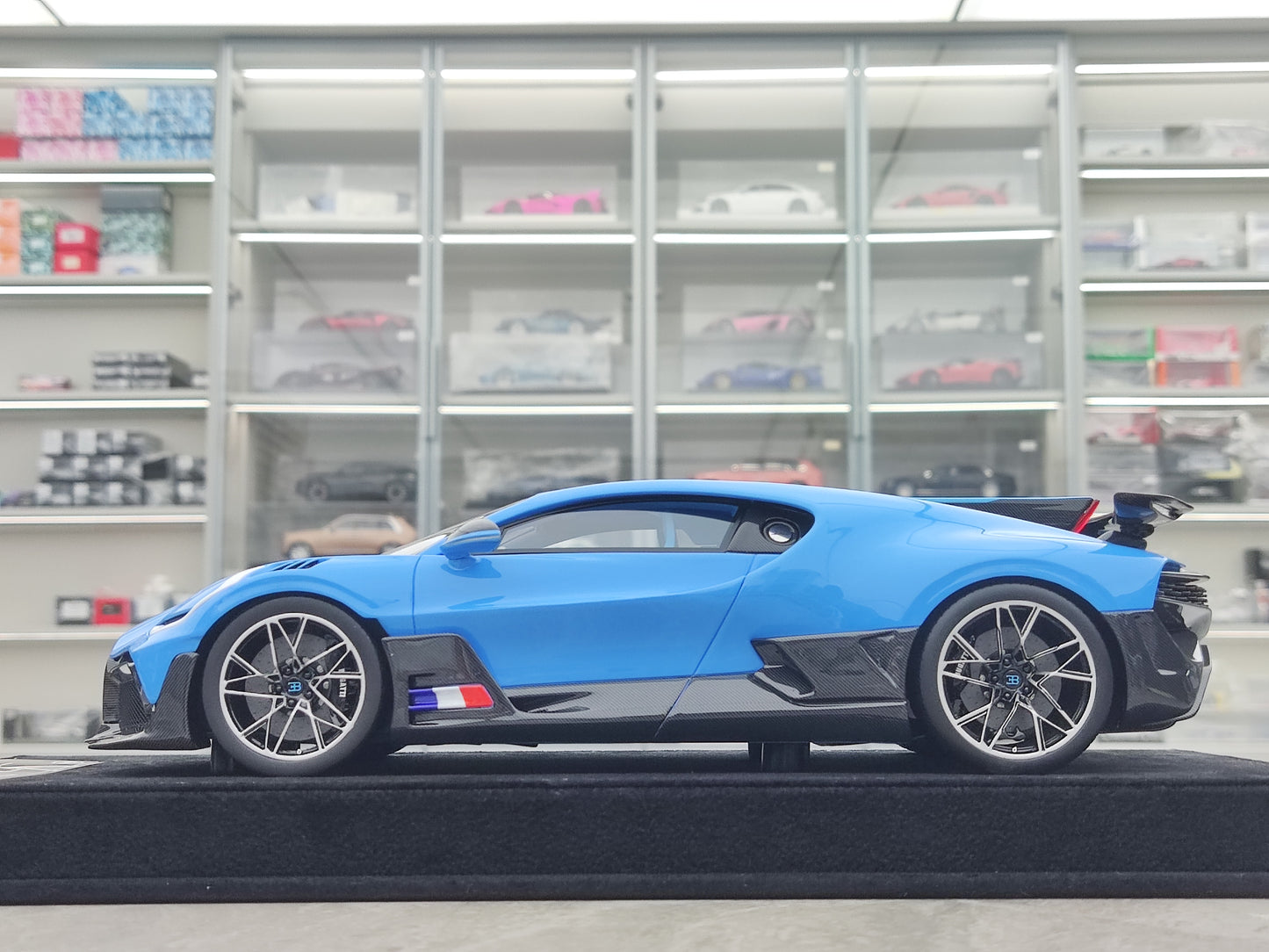 HH Model 1/18 Bugatti Divo Ocean Blue HH507