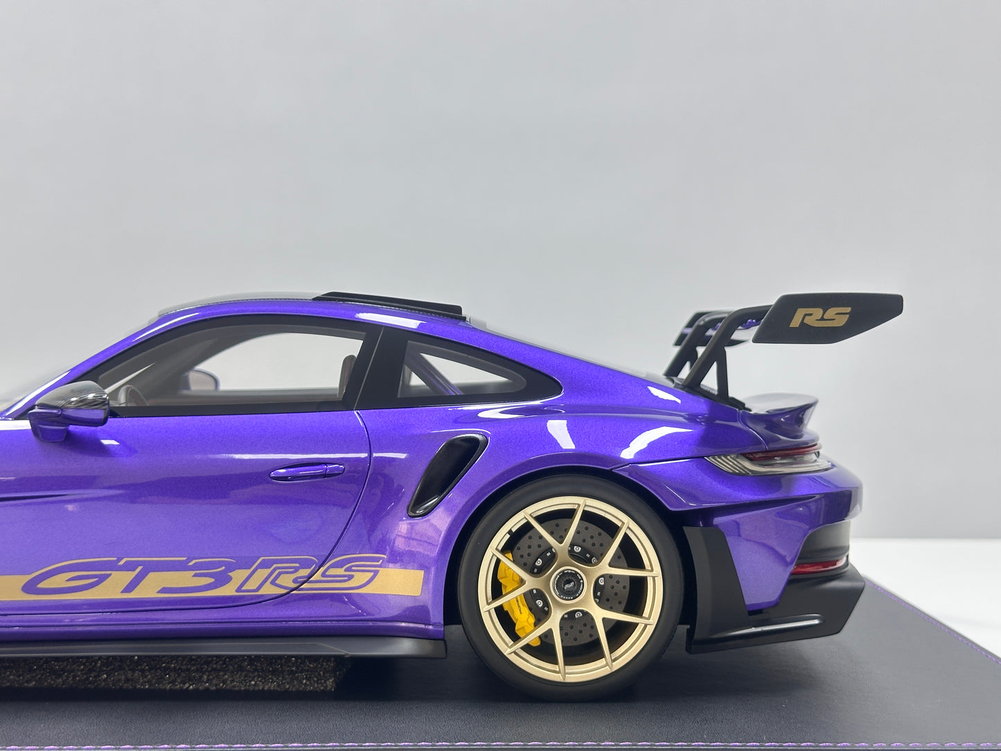 IVY 1/12 Porsche 992 GT3 RS – Purple with Gold Wheels (IVY245)