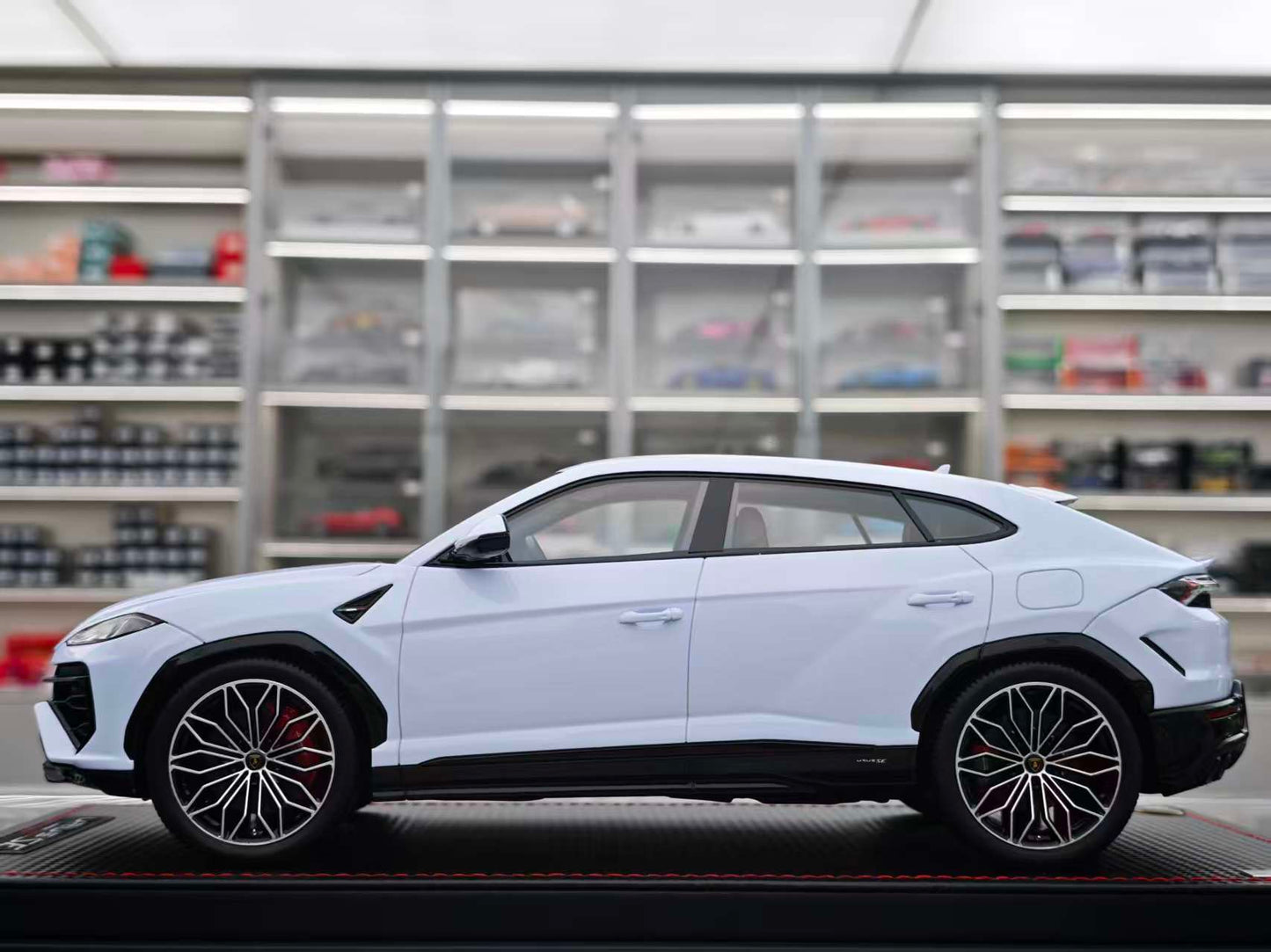 MR 1/18 Lamborghini Urus SE Sapphire White LAMBO061B