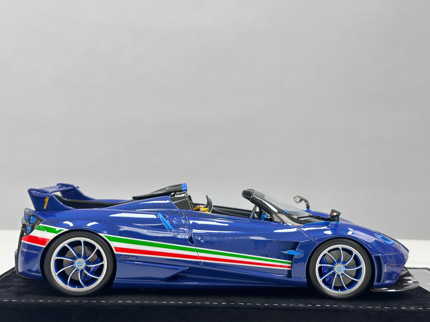 HH Model 1/18 Pagani Huayra Air Force Edition HH664