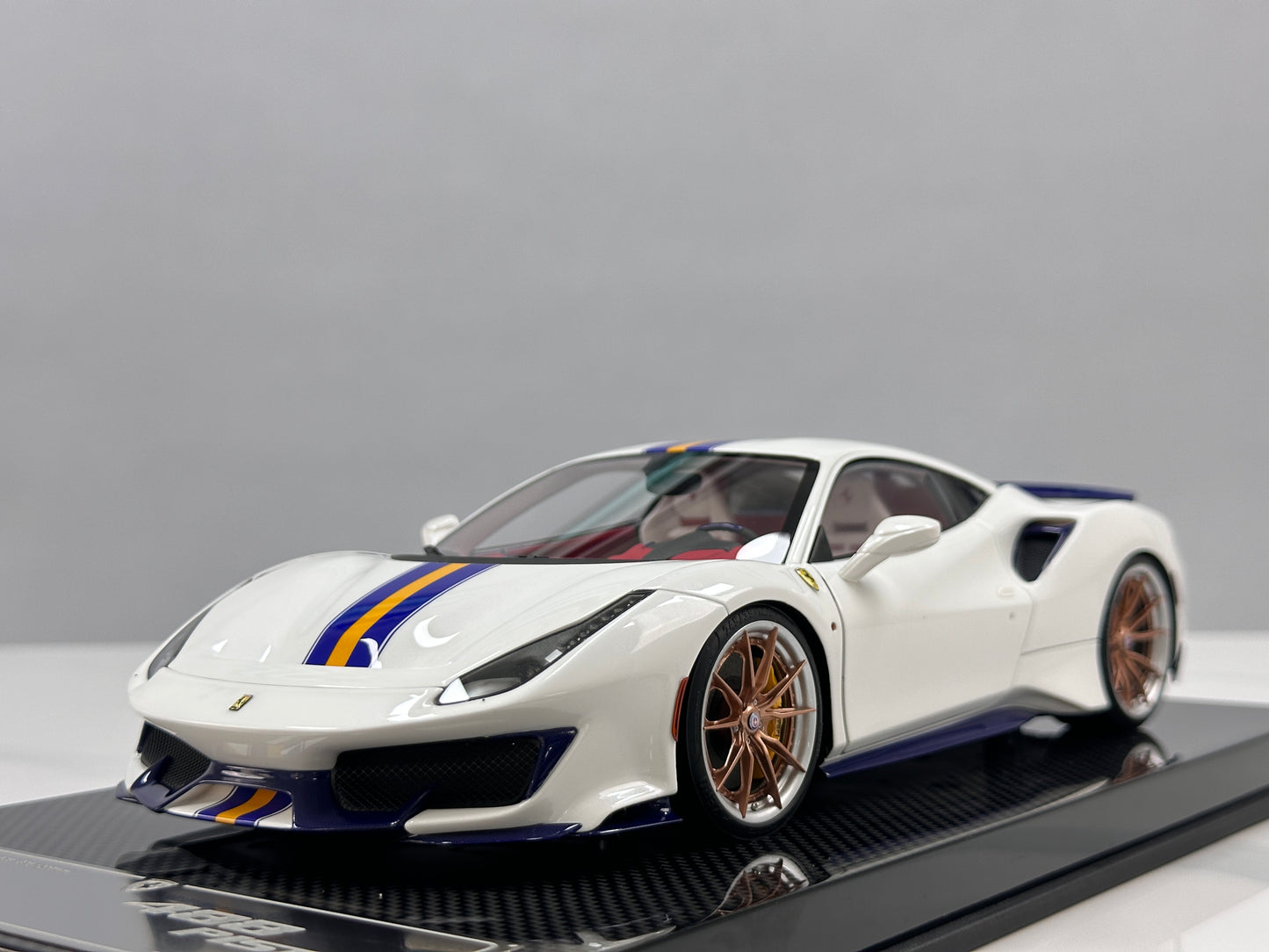 DM Pro 1:18 Ferrari 488 pista  – Black Base, Style E – White – Full-Opening Resin Model (DGP005B)