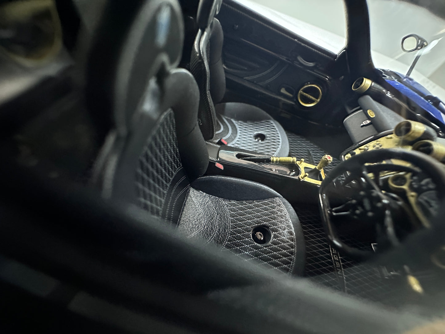 HH Model 1/18 Pagani Zonda Blue & Black Carbon Fiber HH675