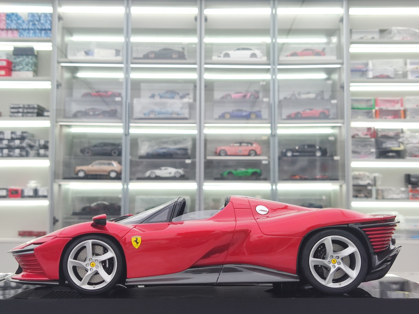 Amalgam 1/18 Ferrari Daytona SP3 Standard Red M6276-SC1