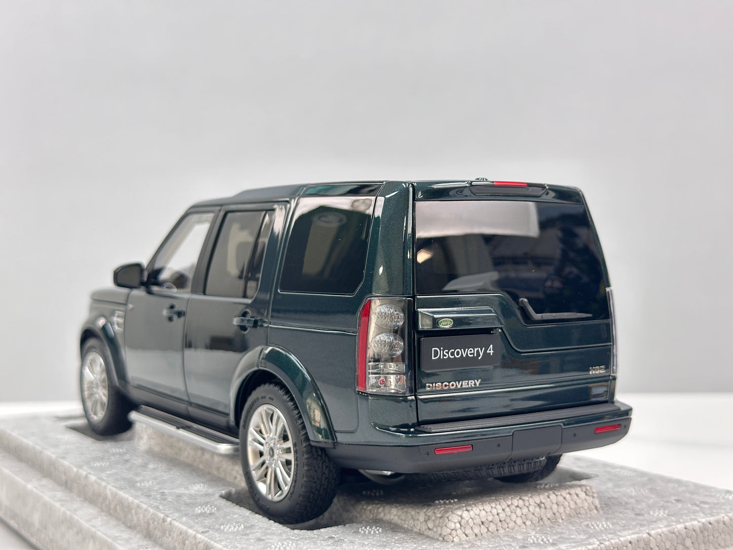 WHELART 1/18 Land Rover Discovery 4 – British Green (WH016)